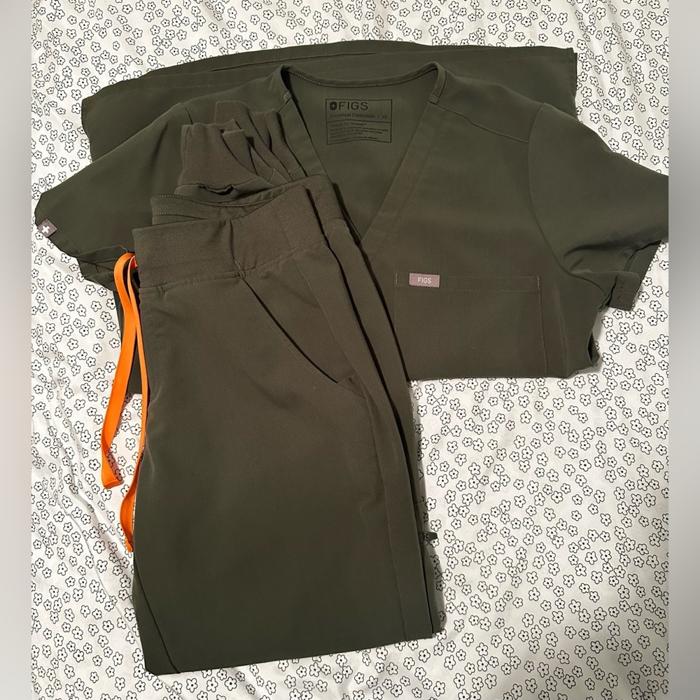Womens Figs Moss colored Scrub Set- XS top and S bottom